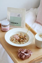 Załaduj obraz do przeglądarki galerii, Granola z pistacjami i karmelizowaną białą czekoladą