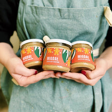 Załaduj obraz do przeglądarki galerii, Pieczone migdały z białą czekoladą i ciasteczkami korzennymi