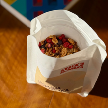Załaduj obraz do przeglądarki galerii, Granola z makadamią, porzeczkami i białą czekoladą
